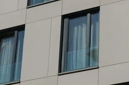 BD Koněvova, Praha - skleněná zábradlí francouzských oken