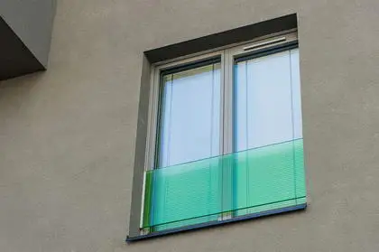 BD Tesla, Praha - skleněná zábradlí francouzských oken