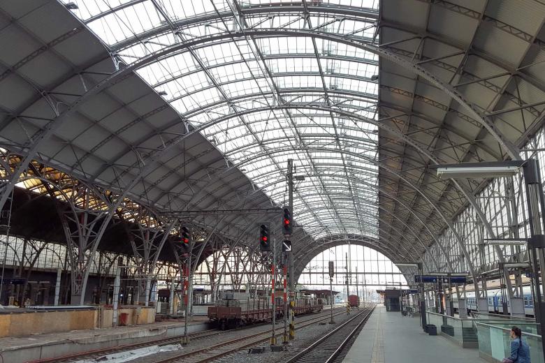Abadia se dodávkou střechy podílí na rekonstrukci příjezdové haly Hlavního nádraží v Praze.