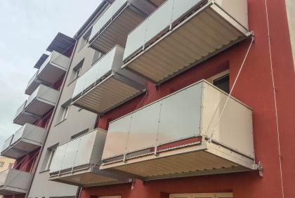 Osadili jsme 16 moderních balkonů na táhlech na projekt revitalizovaného bytového domu.